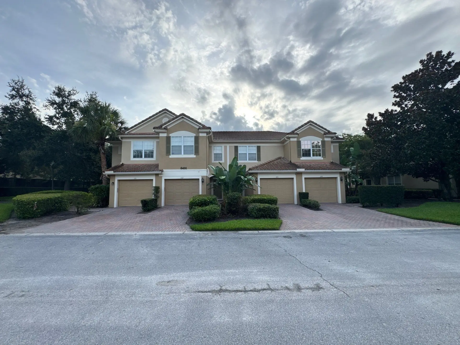 Duplex in home owner association in Orlando, FL